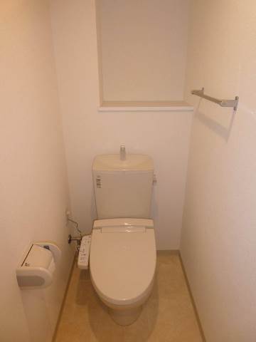 トイレ　清潔感のある温水洗浄便座のトイレには収納棚付き！