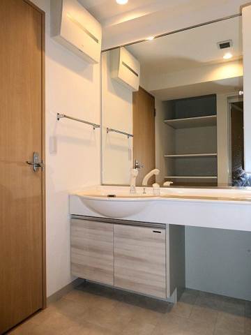 洗面設備　女性の憧れ大型ミラーのシャワードレッサー！