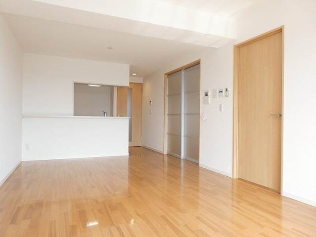 居室・リビング　人気の対面式キッチンの１５．４帖リビング♪