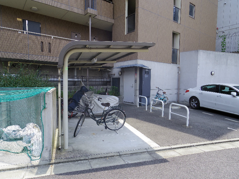 駐車場　駐車場は現在満車です。駐輪場あり