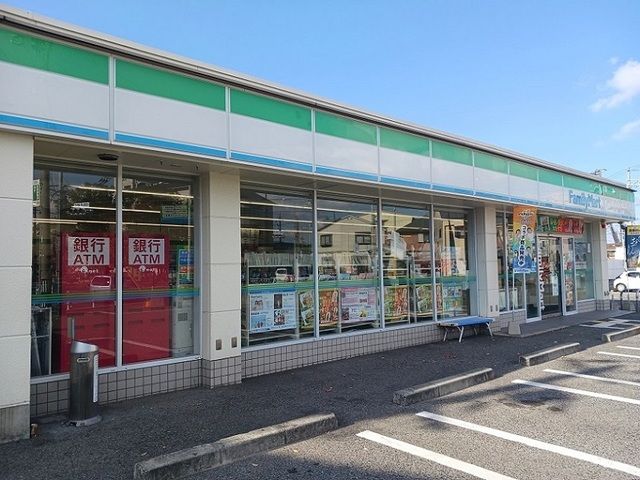 コンビニ　ファミリーマート（コンビニ）まで270m