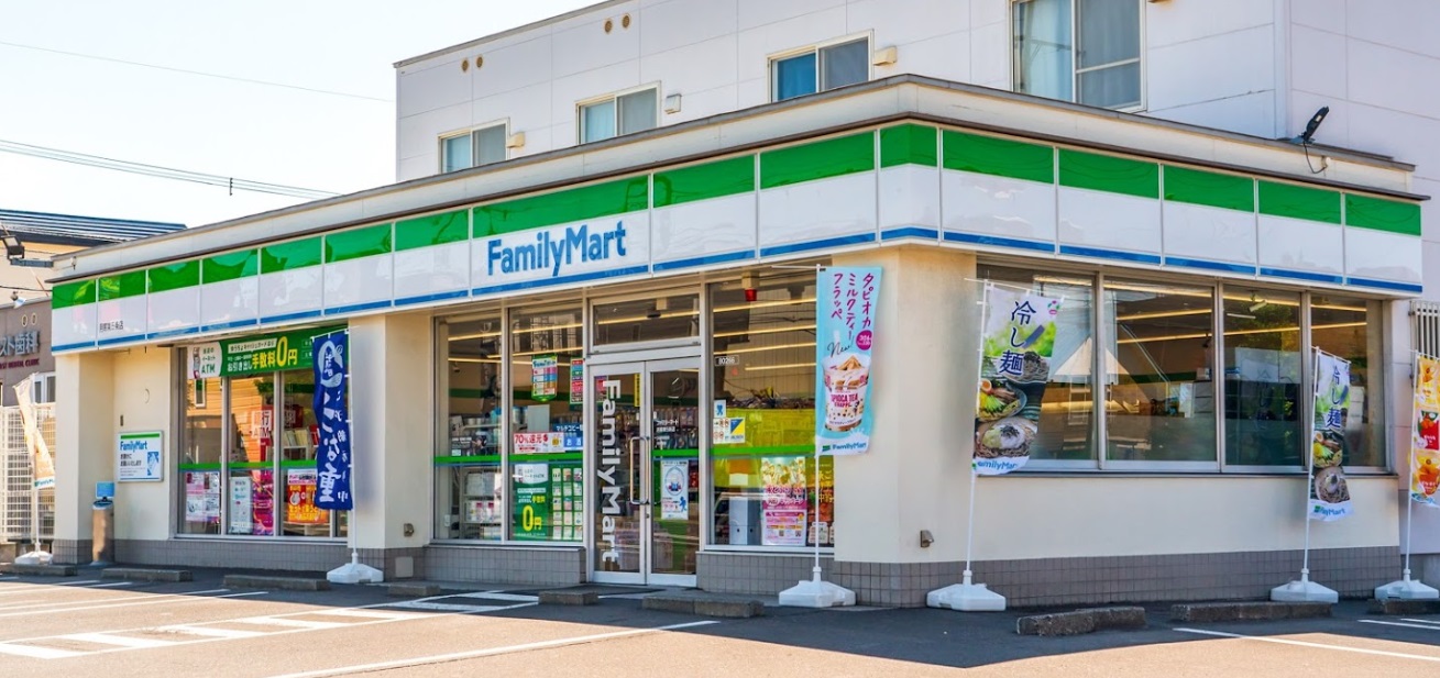 コンビニ　ファミリーマート月寒東5条店（コンビニ）まで389m