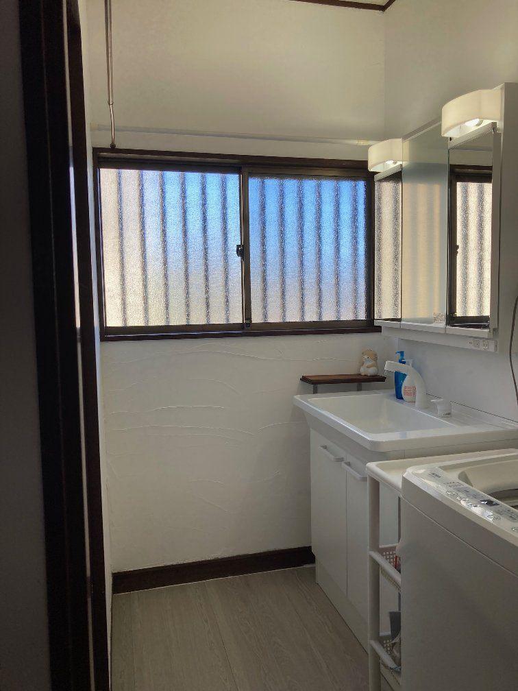 洗面設備　洗面台は取替、壁は漆喰に塗替え、床も張り替えました。