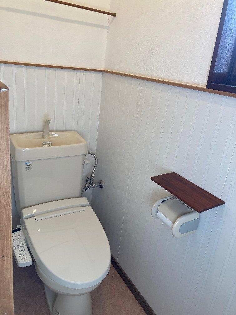 トイレ　壁を塗り替え済、一部は珪藻土塗料