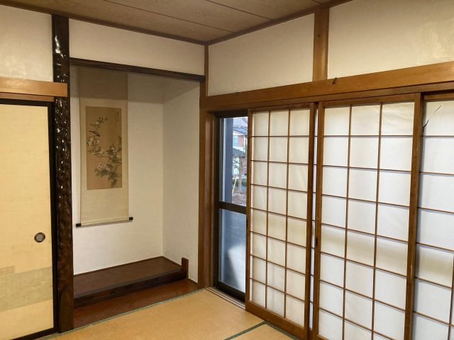 その他　壁は漆喰、障子は新に貼替済み