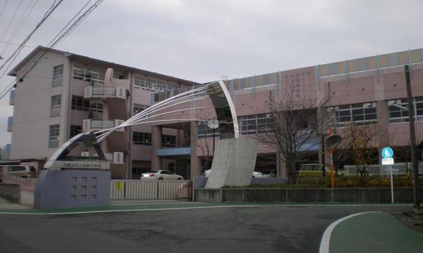 小学校　久留米市立鳥飼小学校（小学校）まで307m