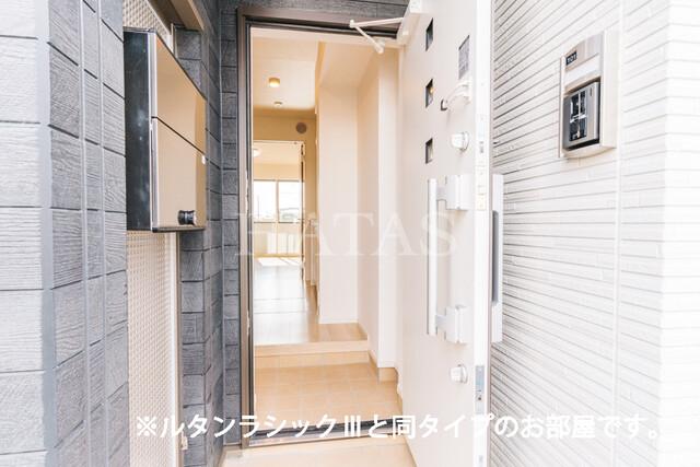 玄関　同型タイプのお写真です。実際の色や仕様が相違する場合がありま