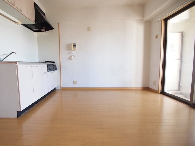 その他　キッチンから見たリビング。