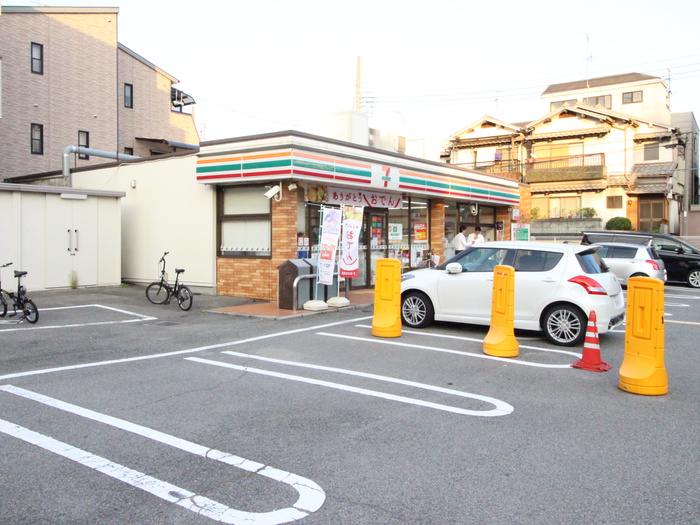 コンビニ　セブンイレブン（コンビニ）まで300m