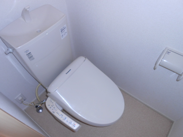 トイレ　温水洗浄便座完備・小物収納棚有り