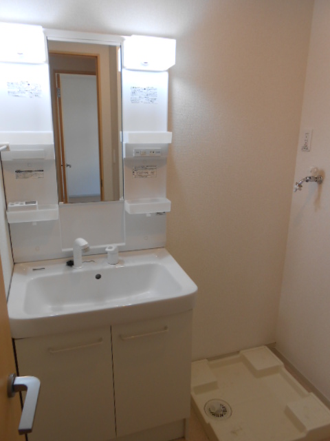 洗面設備　シャワー付洗面化粧台・屋内洗濯機置場完備
