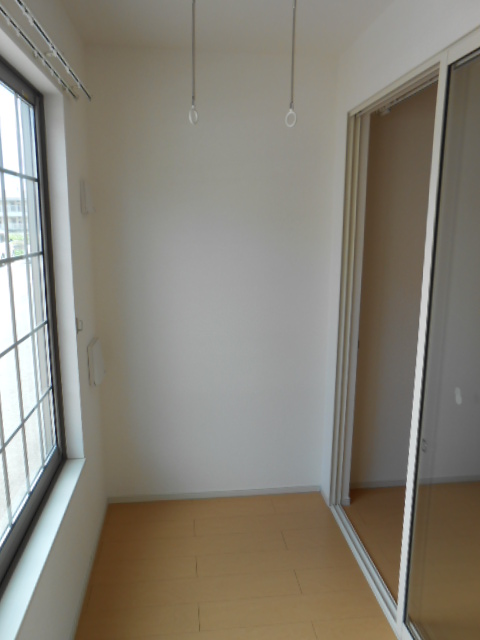 バルコニー　東面サンルーム（２．６畳）・屋内物干し設備有り