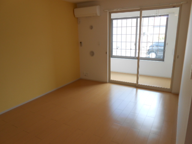 居室・リビング　東面リビング（１３．０畳）・エアコン完備