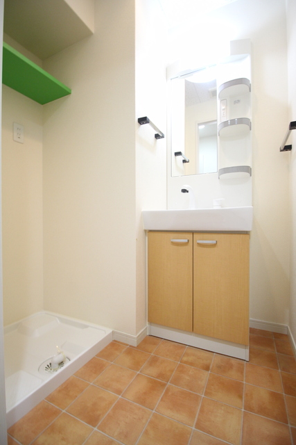 洗面設備　シャワー機能付きの洗面台♪洗濯機置き場上部には物置スペースも