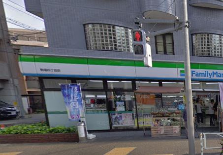 コンビニ　ファミリーマート 駒場四丁目店（コンビニ）まで102m