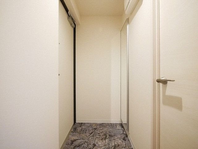 玄関　同物件別室のお部屋です