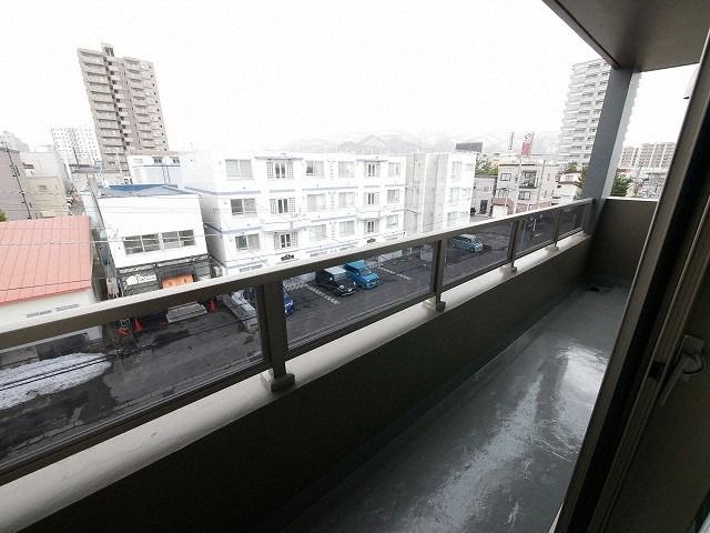 バルコニー　同物件別室のお部屋です