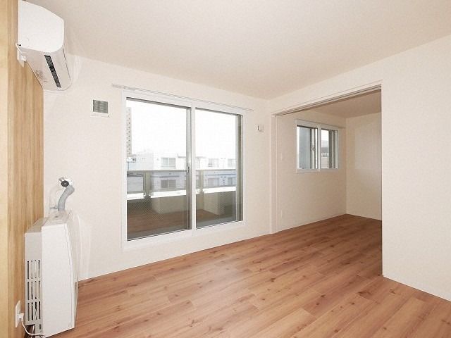 居室・リビング　同物件別室のお部屋です