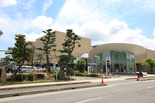 図書館　新潟市立中央図書館（図書館）まで930m