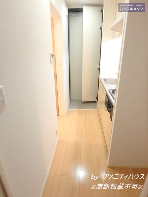 その他　●居室側からキッチンスペースを撮影。