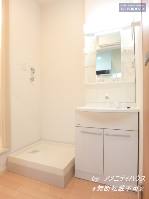 洗面設備　●朝の準備もラクラク　快適な独立洗面スペースあり。