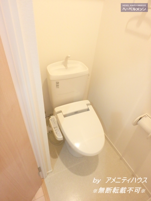 トイレ　●温水洗浄暖房便座付きの快適なトイレスペース。