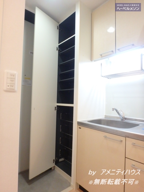 玄関　●トールサイズの下駄箱で、玄関回りもスッキリ。