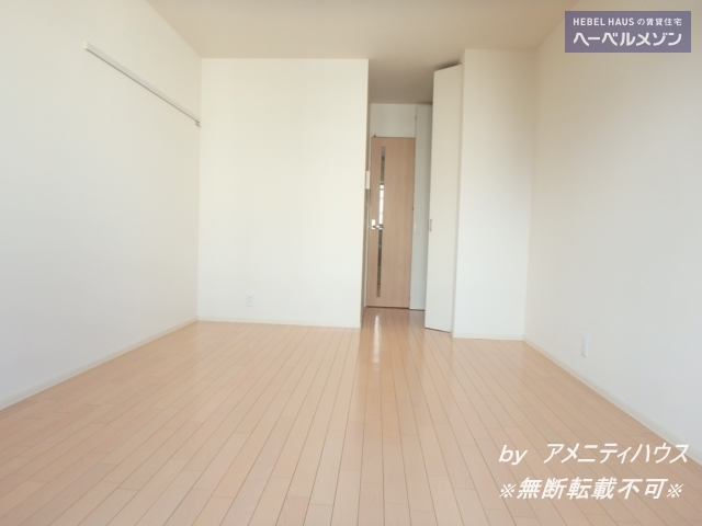 居室・リビング　●バルコニー側から居室スペースを撮影。