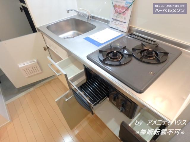 キッチン　●２口ガスコンロ・グリル付きのシステムキッチン。