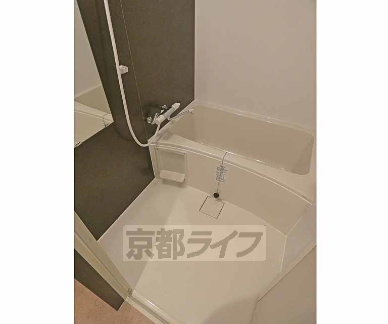 バス・シャワールーム　ゆったりとした浴室です。