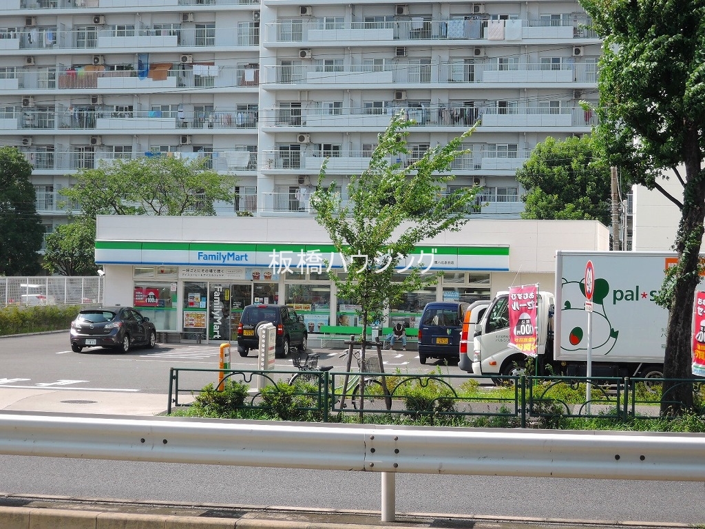 コンビニ　ファミリーマート（コンビニ）まで708m