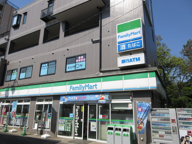 コンビニ　ファミリーマート（コンビニ）まで690m