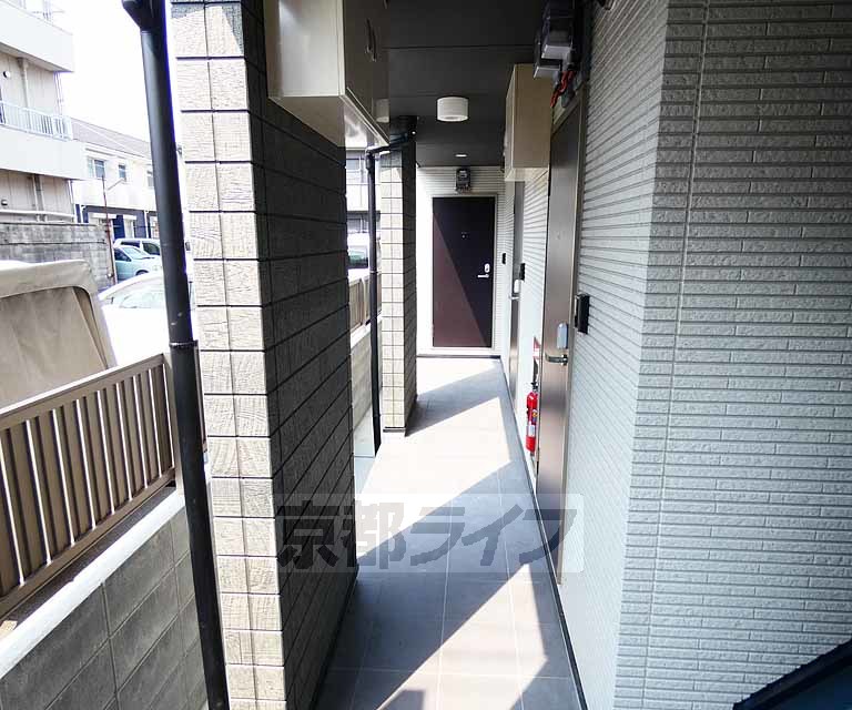 その他共有部分　日が入る廊下ですね！