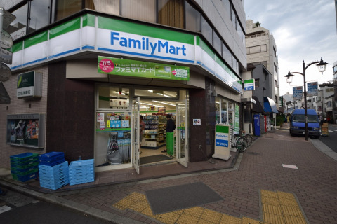 コンビニ　FamilyMart 早稲田鶴巻町店（コンビニ）まで90m