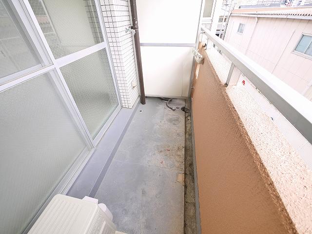 バルコニー　バルコニーからの眺めを楽しみながら食事をしませんか