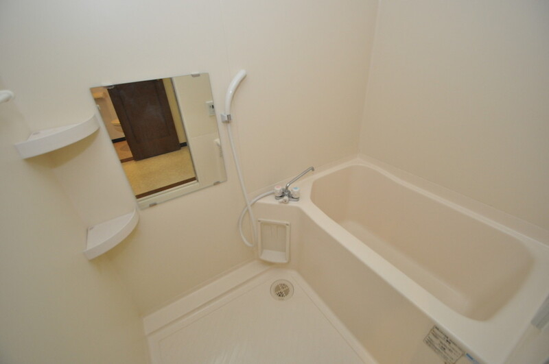 バス・シャワールーム　白いきれいな浴室、肩までしっかり浸かれて疲労もしっかり回復