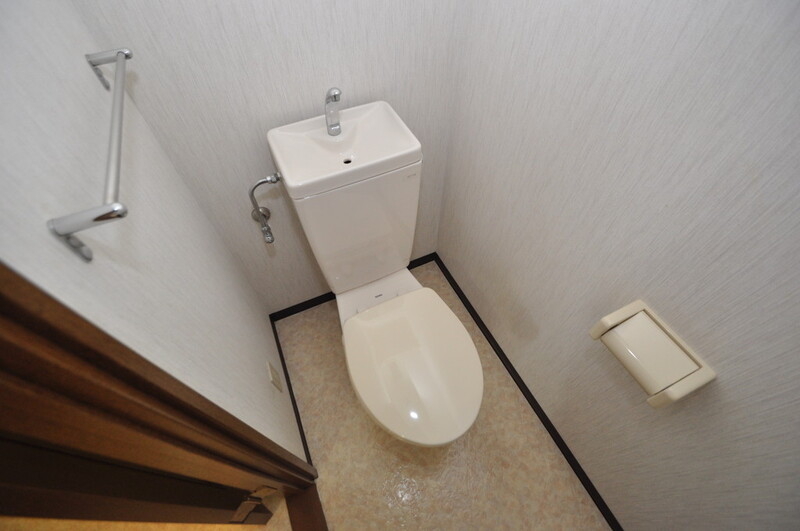 トイレ　白くてピカピカのトイレですね。癒しの空間になりそう。