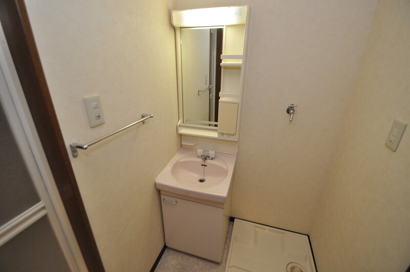 洗面設備　独立した洗面所には洗濯機置場もあり、脱衣場も広めです。