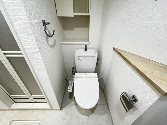 トイレ　落ち着いた色調のトイレです