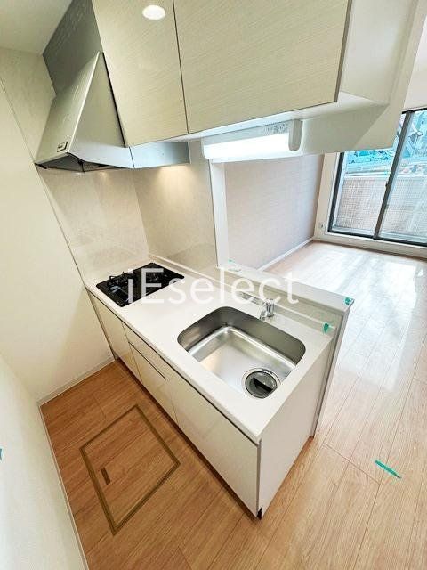 キッチン　２口システムキッチン付き。調理スペースあって料理も楽々♪