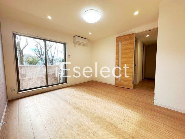 居室・リビング　窓も大きく明るいですね