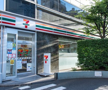 コンビニ　セブン－イレブン港区芝１丁目店（コンビニ）まで55m