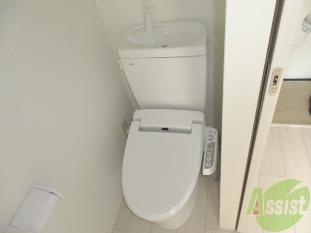 トイレ　ウォシュレット機能がついたトイレです。安心して使用できますね