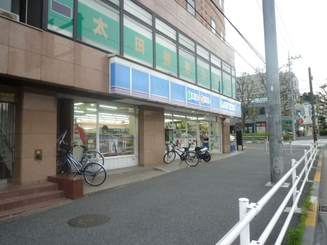 コンビニ　ローソン岸根公園駅前店（コンビニ）まで150m