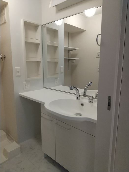 洗面設備　洗髪洗面化粧台　コンセント4口ございます