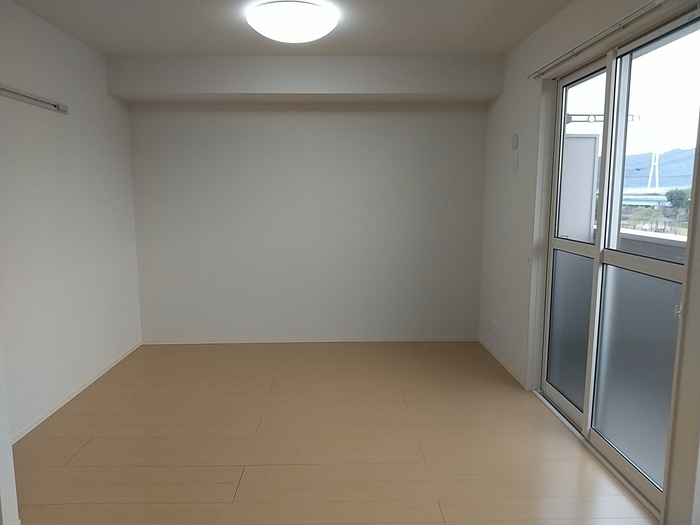 その他部屋・スペース　洋室5.2帖　バルコニーへ出られます