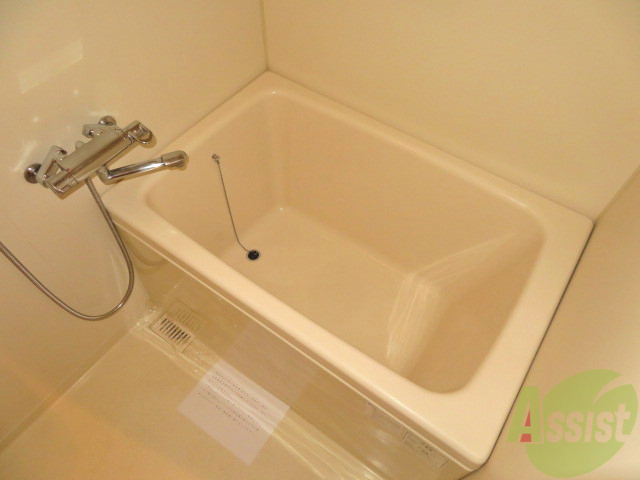 バス・シャワールーム　お風呂です。肩までゆっくりと浸かることができます。