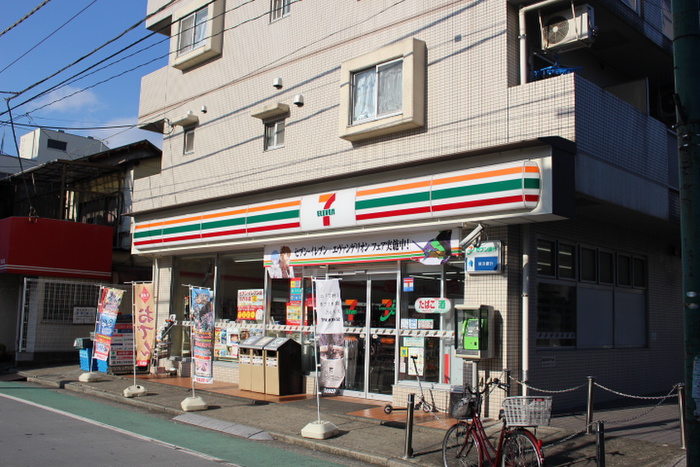 コンビニ　セブンイレブン横浜白楽駅前店（コンビニ）まで395m