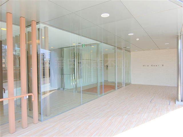 エントランス　エントランス　防犯カメラ宅配BOXのあるエントランス