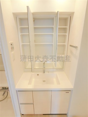 洗面設備　3面鏡の独立洗面台